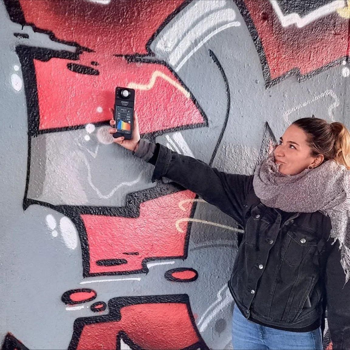 Jona measuring artefacts with spectrometry equipment